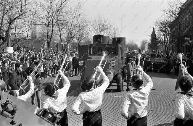 Ünnep - Átadták a Lenin páncélautó mását