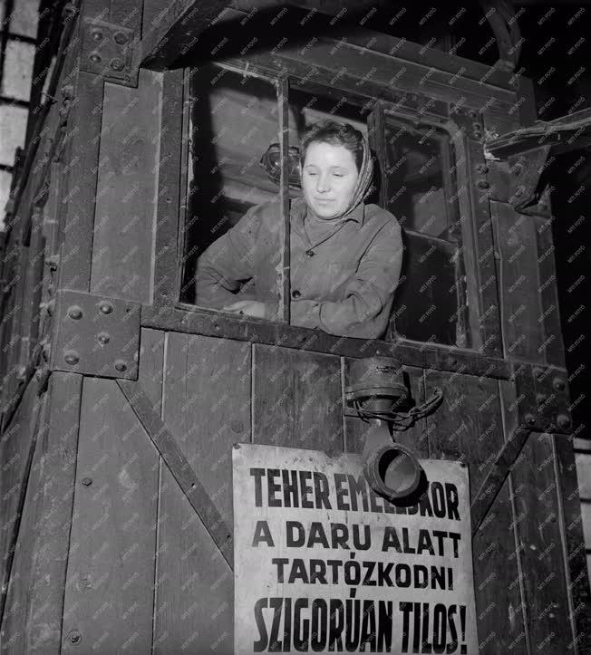 Ipar - Női dolgozók a Lenin Kohászati Műveknél