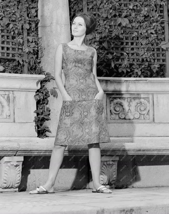 Divat - Az 1965-ös fürdő- és kempingruhák bemutatója 