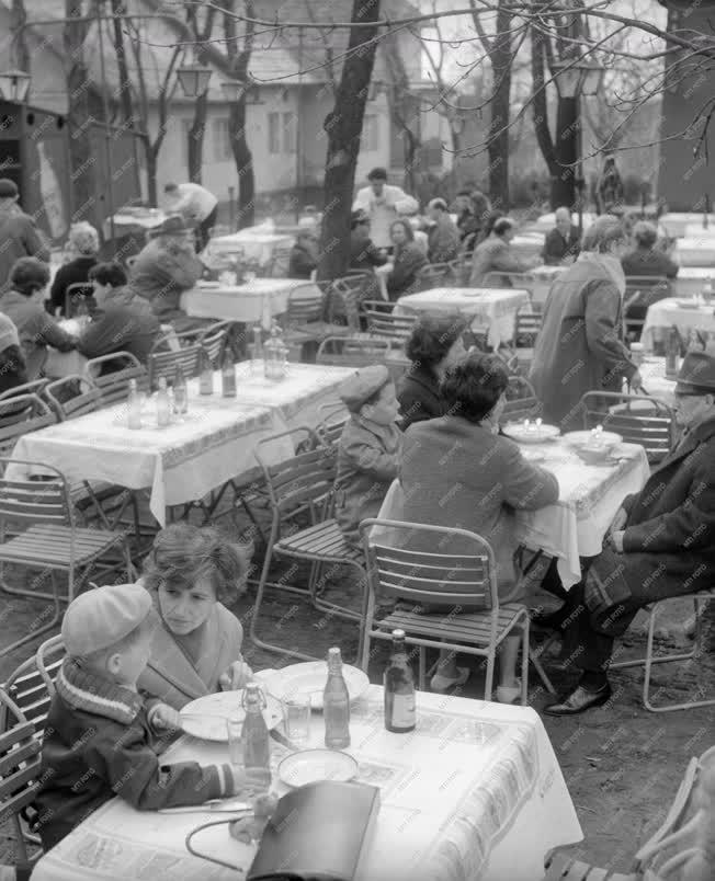 Szabadidő - Életkép - A tavasz első napja a fővárosban