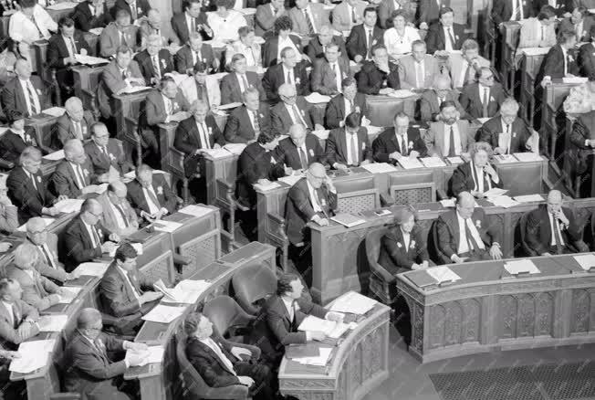 Parlament - Az 1985-ös Országgyűlés utolsó ülésszaka
