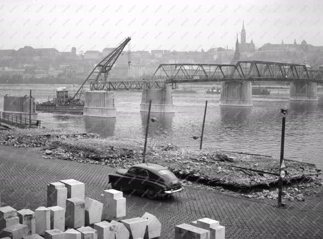 Történelem - Bontják a Kossuth-hidat