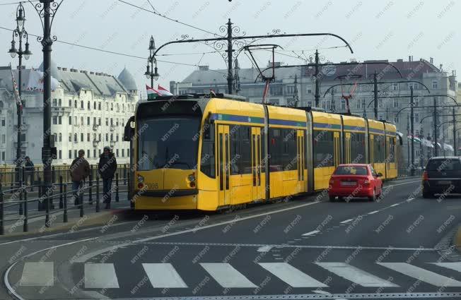Közlekedés - Combino villamos és gépkocsik a Margit hídon