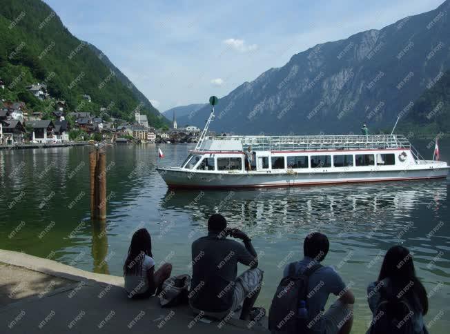 Idegenforgalom - Hallstatt - Turisták a Hallstatti-tó partján