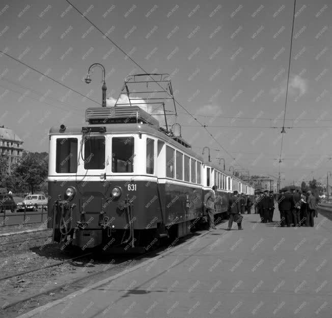 Gazdaság - Közlekedés - Új HÉV-szerelvény