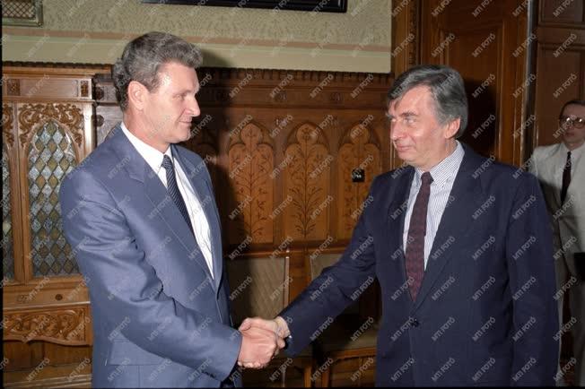 Külkapcsolatok - A budapesti szovjet nagykövet a Parlamentben