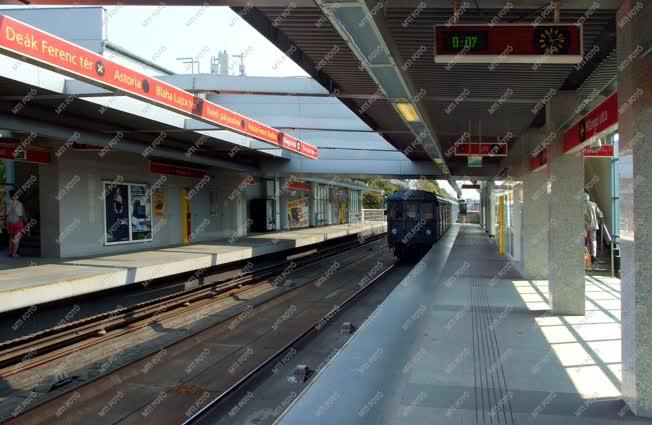 Közlekedés - A metró kettes vonalának állomása