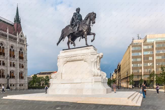 Műalkotás - Budapest -  Gróf Andrássy Gyula lovas szobra