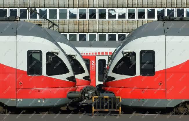 Közlekedés - Budapest - A vasúti személyszállítás modern eszközei
