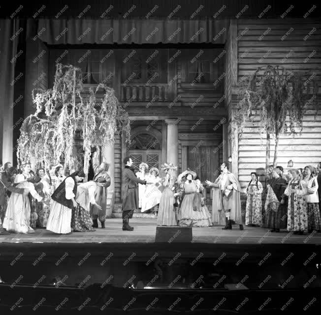 Álruhás kisasszony - bemutató az Operettszínházban