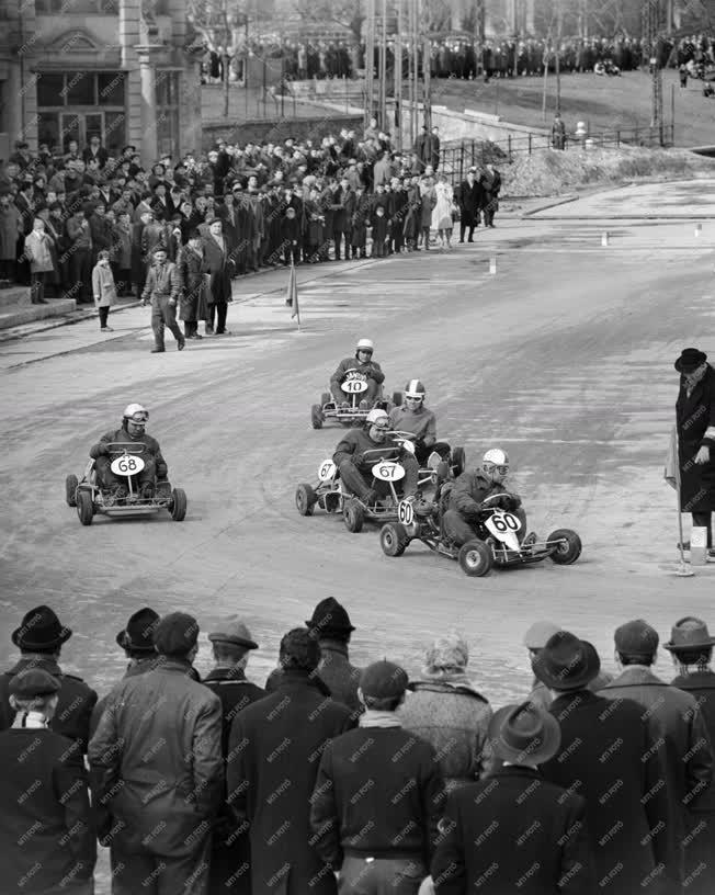 Sport - Gokart verseny a Városligeti-tó medrében