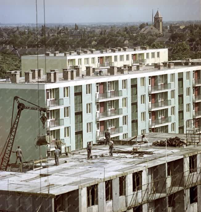 Városkép - Építőipar - Épül a József Attila lakótelep