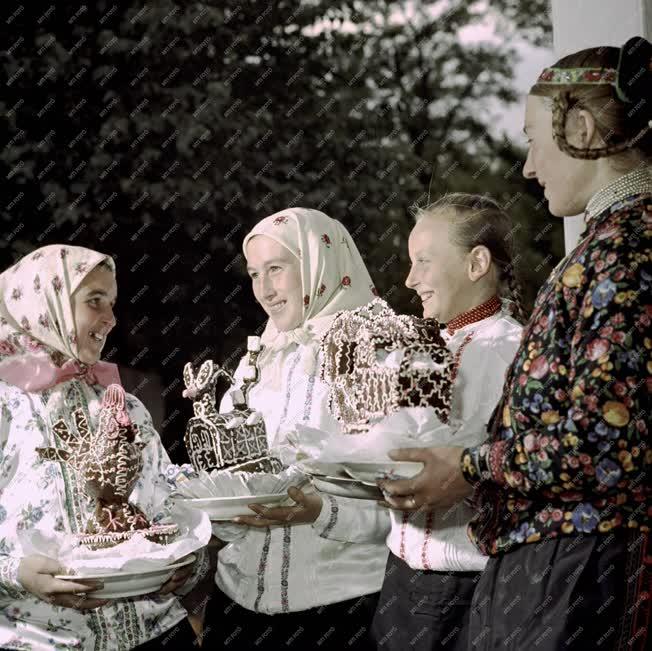 Kultúra - Népszokás - KISZ lakodalom Boldogon