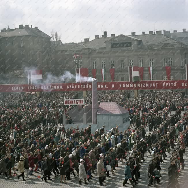 Belpolitika - Ünnep - Felvonulás a felszabadulás 25. évfordulóján