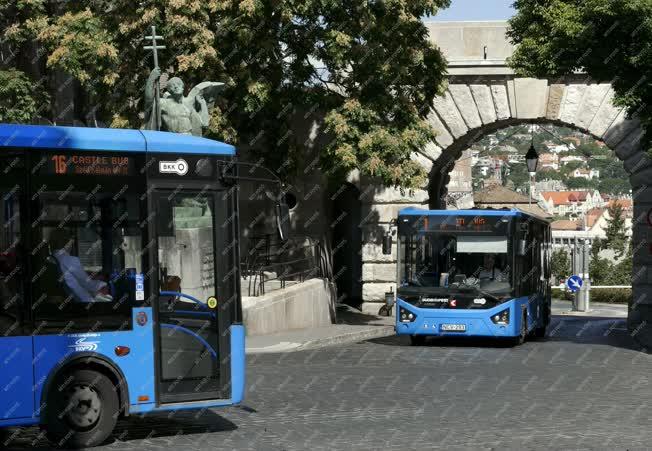 Közlekedés - Budapest - Környezetkímélő autóbusz a Várban