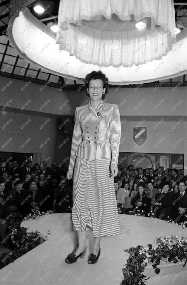 Divat - Tavaszi divatbemutató 1949-ben