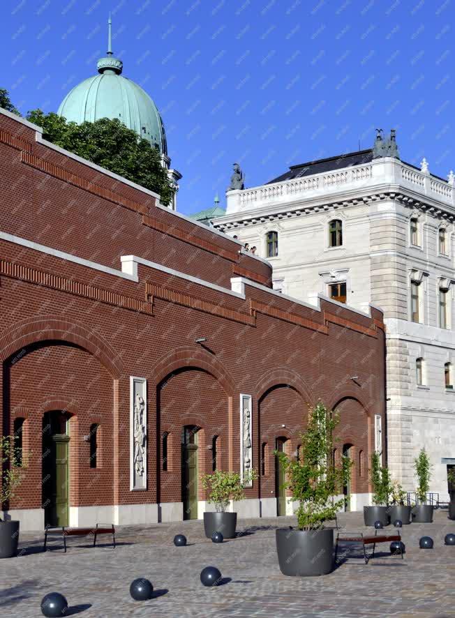 Városkép - A Budavári Palota Csikós udvarának megújult várfala