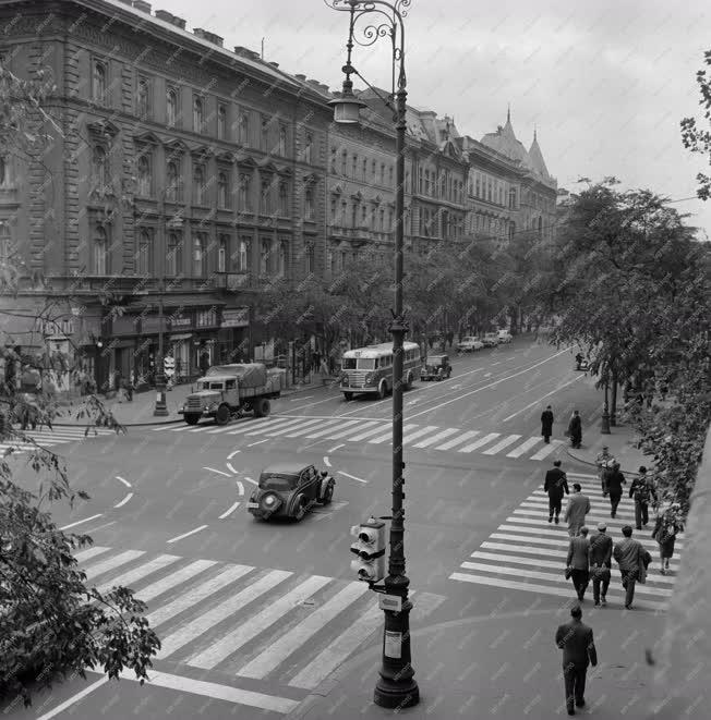 Közlekedés - Háromsávos közlekedés Budapesten