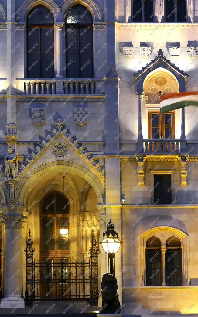Városkép - Budapest - A Parlament műemlék épületének részlete