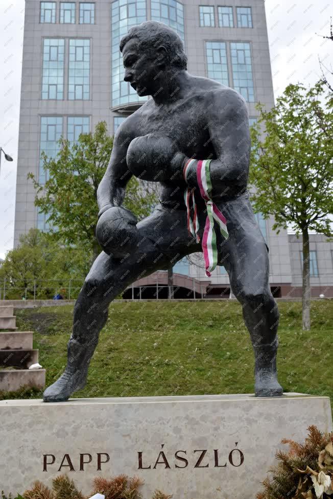 Kultúra - Papp László olimpiai bajnok ökölvívó szobra Budapesten