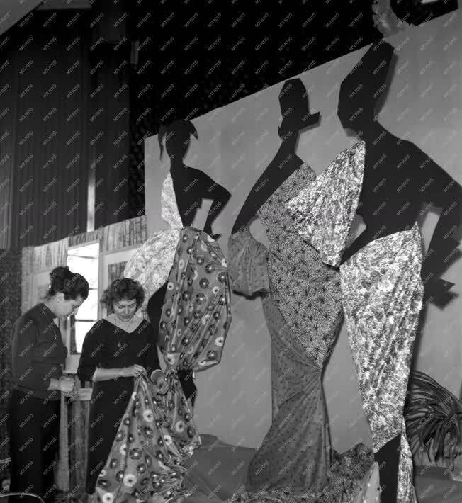 Ipar - Textilminta kiállítás az 50 éves KISTEXT-ben
