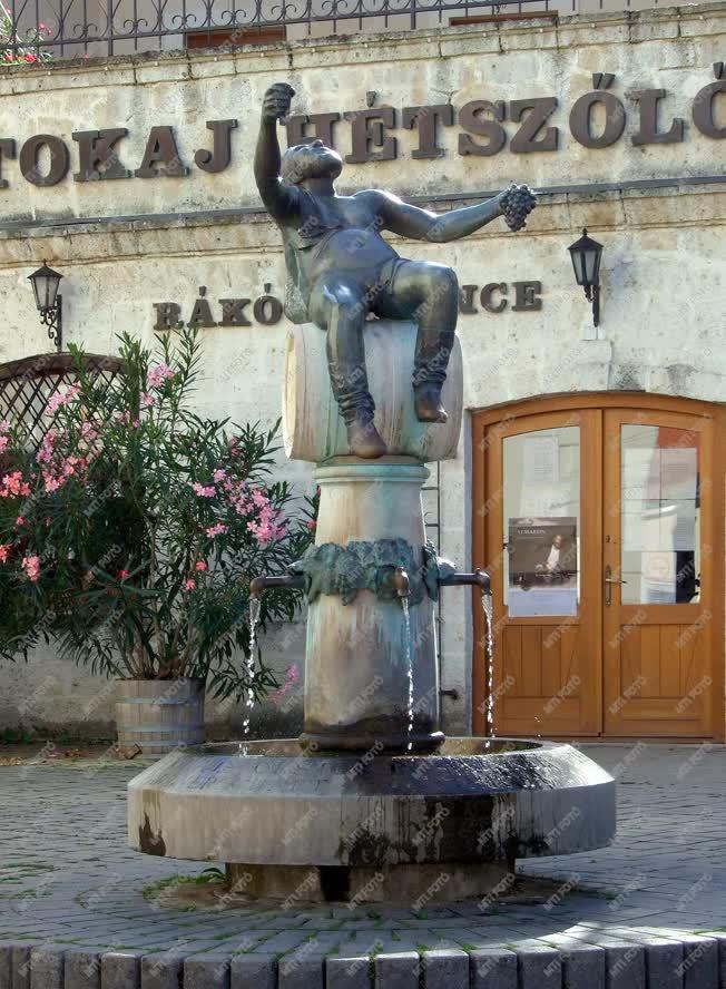 Köztéri műalkotás - Tokaj - Bacchus-kút a város főterén