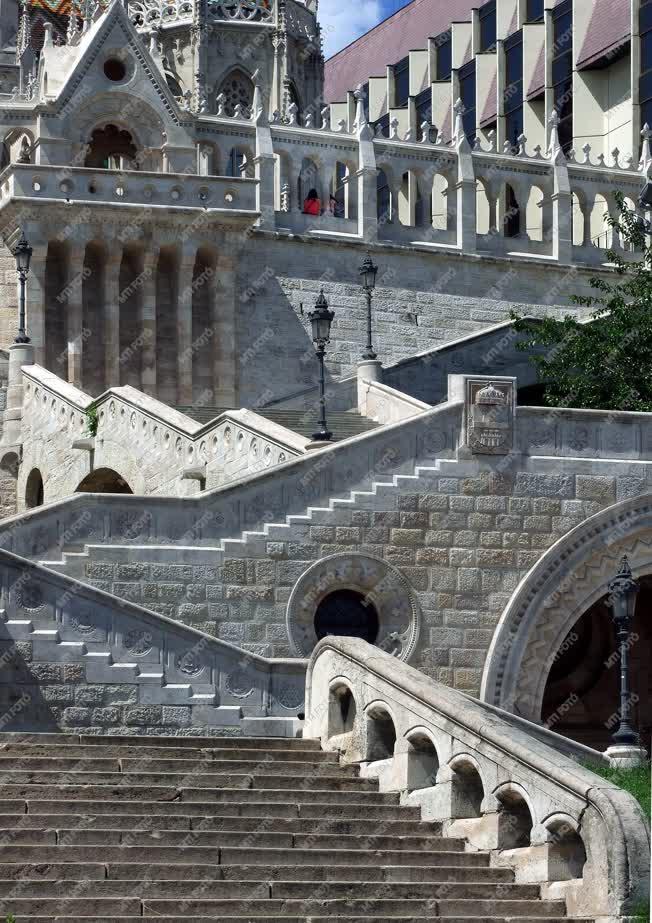 Idegenforgalom - Budapest - Üresek a Halászbástyára vezető lépcsősorok