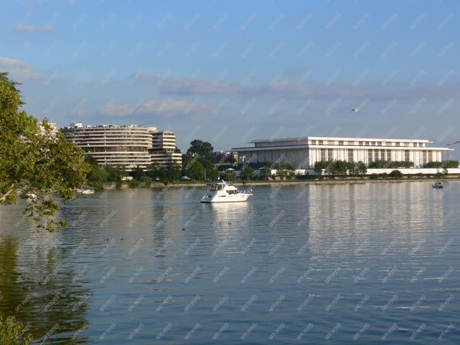 Városok - Washington - Potomac folyó a Kennedy Centerrel