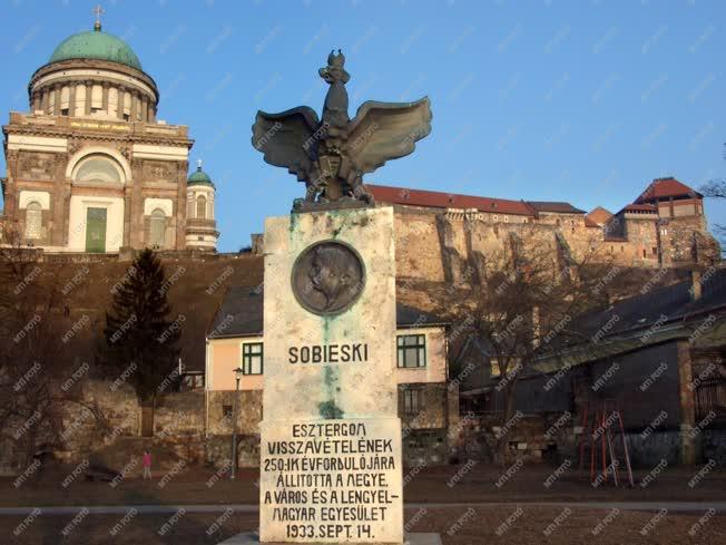 Városkép - Esztergom - A Sobieski-emlékmű 