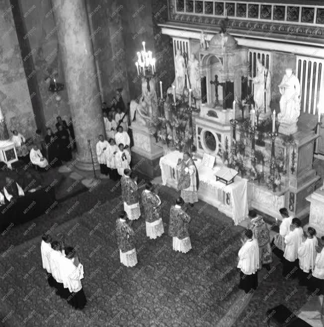 Vallás - Ünnepi mise az esztergomi bazilikában