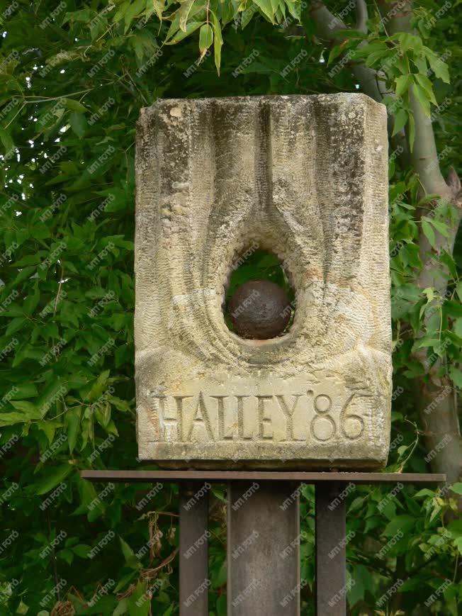 Bánk -  Halley-üstökös emlékmű