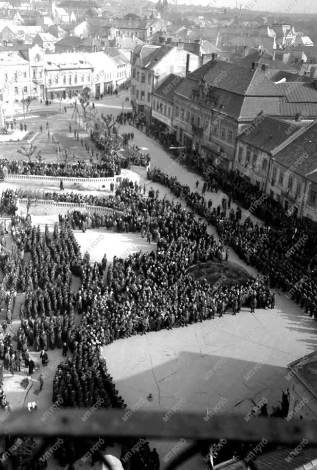 Külkapcsolatok - Hazatérő szovjet alakulatok