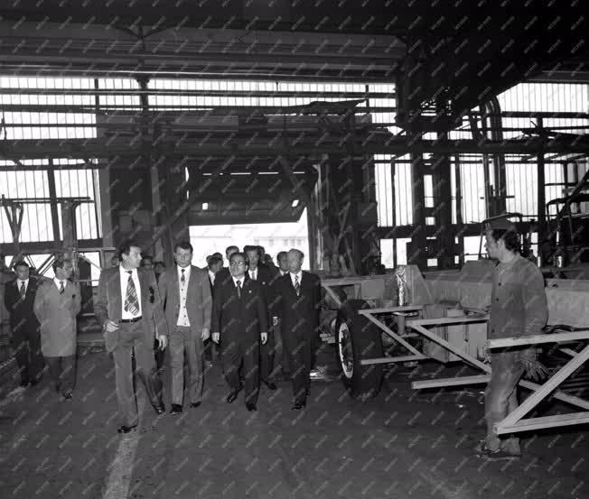 Külkapcsolat - Ho Dam, a KNDK miniszterelnök-helyettese és külügyminisztere az Ikarus gyárban
