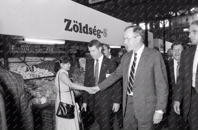 Külpolitika - George Bush a Tolbuchin körúti vásárcsarnokban