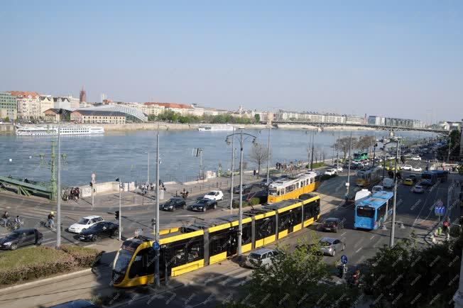 Városkép - Budapest - Forgalom a Szent Gellért téren