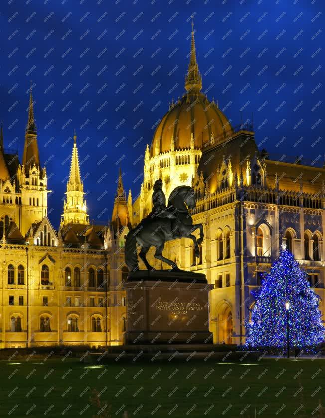 Ünnep - Budapest - Az ország karácsonyfája a Parlamentnél