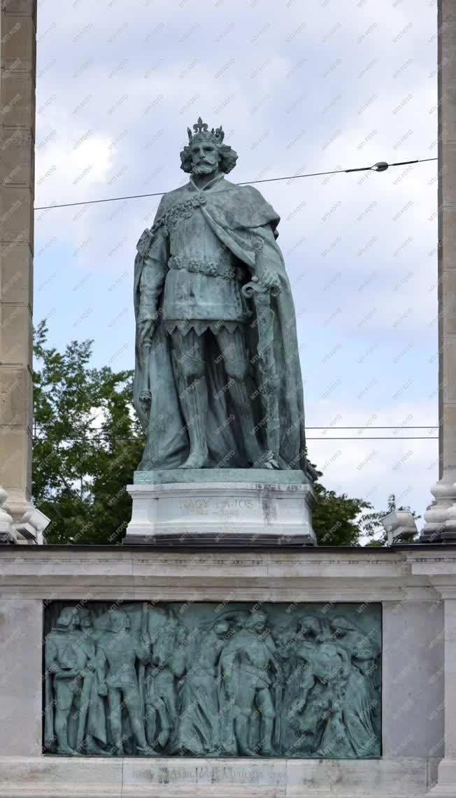 Emlékmű - Műalkotás - Nagy Lajos szobra 