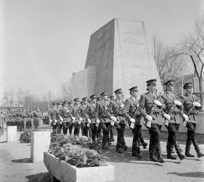 Ünnep - Kultúra - Szovjet hősi emlékmű avatás Pesterzsébeten