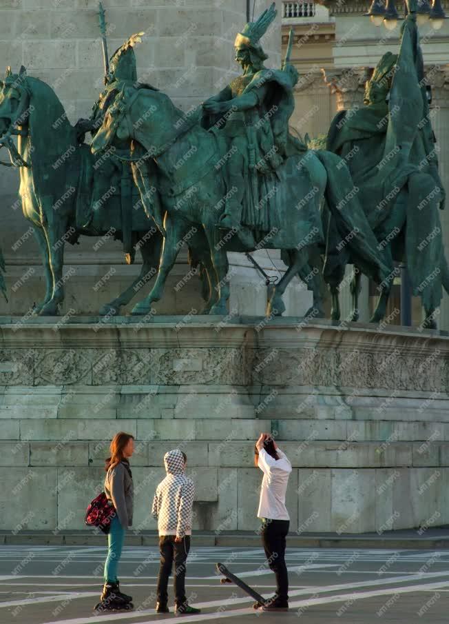 Budapesti - Fiatalok a Hősök terén