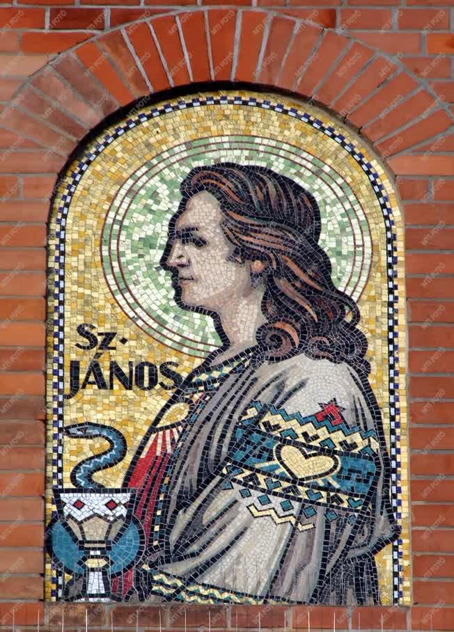 Műalkotás - Szeged - János apostol mozaikképe a dóm homlokzatán