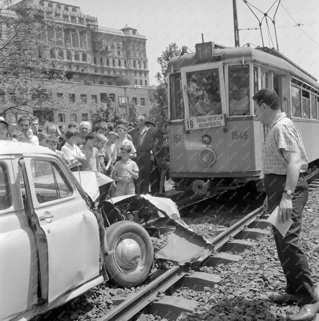 Baleset - Villamos és autó ütközött a fővárosban a Krisztina körúton