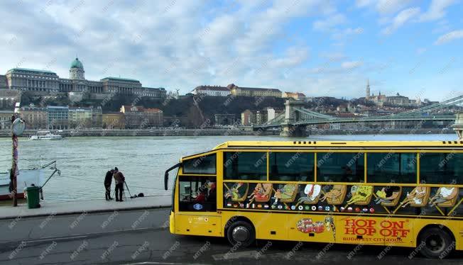 Idegenforgalom - Budapest - Turisták pesti Duna-parton