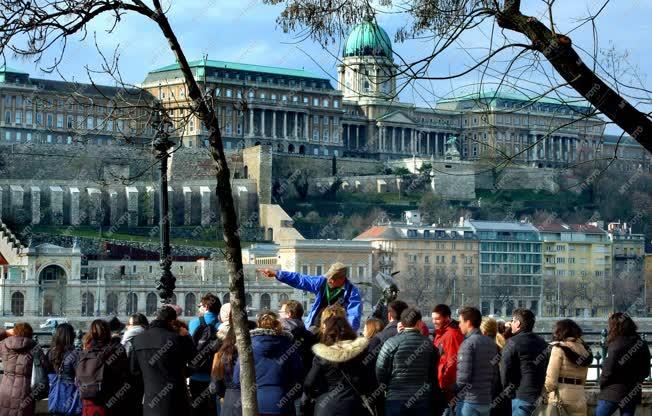 Idegenforgalom - Városkép - Külföldi turisták Budapesten
