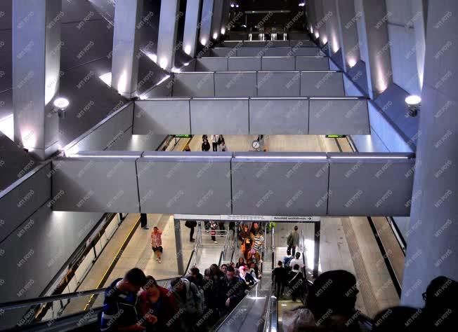 Közlekedés - Budapest - A 4-es metró a Baross téri állomása