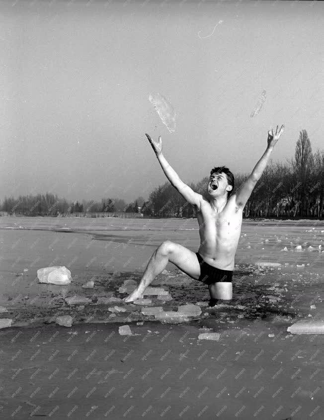 Sport - Téli fürdőzés a jeges Balatonban