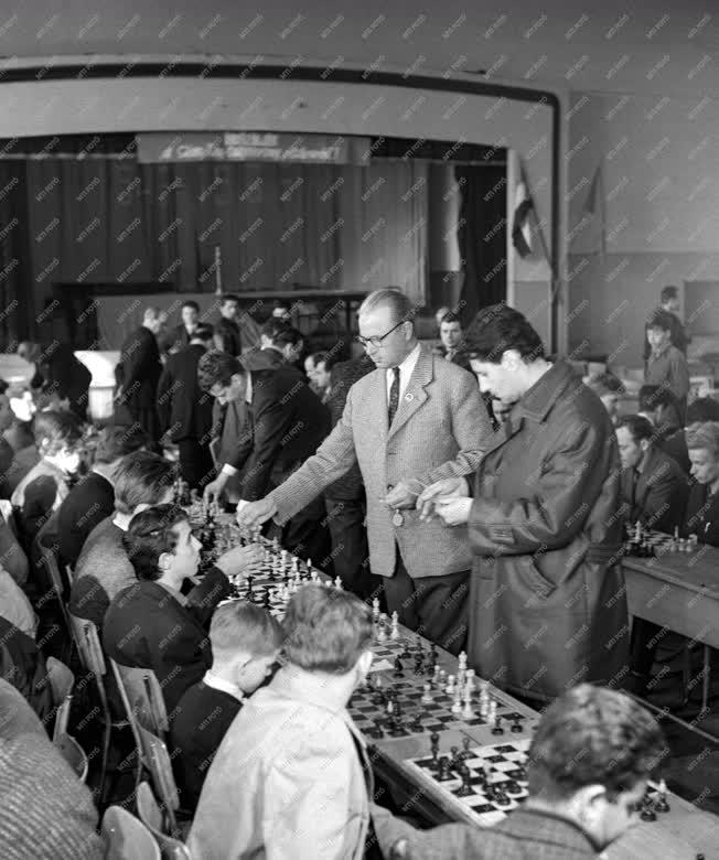 Sport - Sakkversenyt rendezett a Budapesti KISZ Bizottság