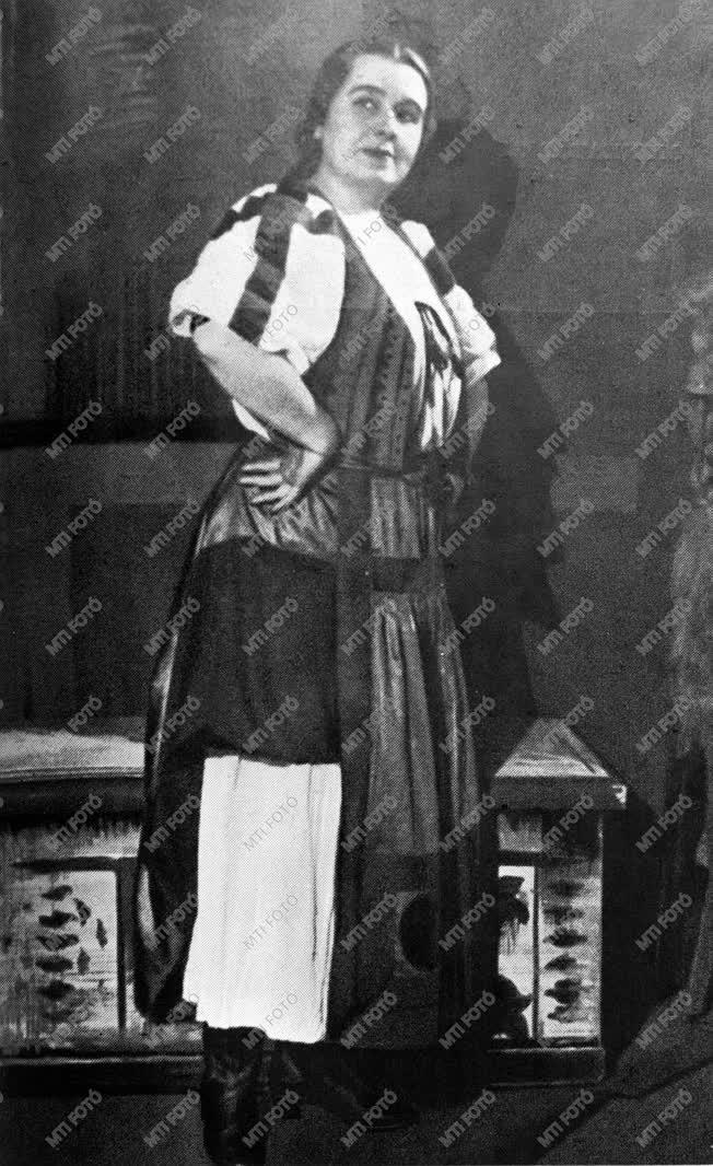 Basilides Mária operaénekes