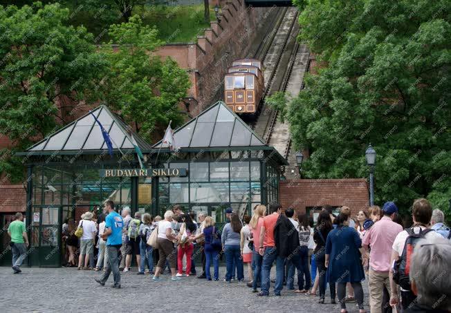 Idegenforgalom - Budapest - Turisták a Budavári Siklónál