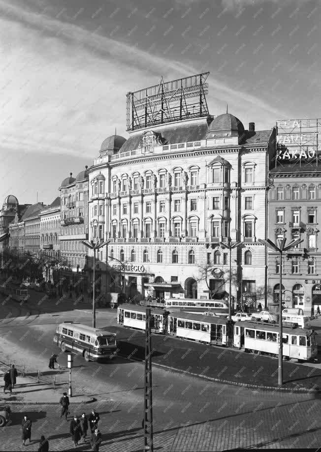 Budapest - Városkép - 70 éves a Marx tér 5. sz. alatti ház