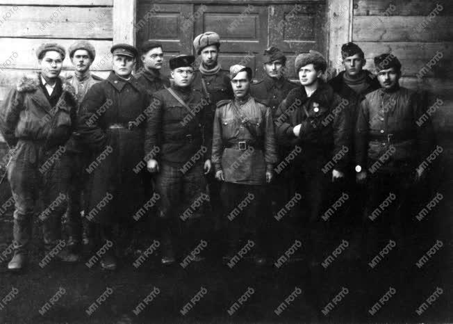 Történelem - Partizáncsoportok találkozása katonákkal